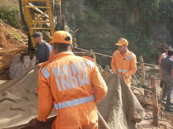 ये खदानें दूसरी पारंपरिक खदानों के मुकाबले काफी संकरी होती हैं