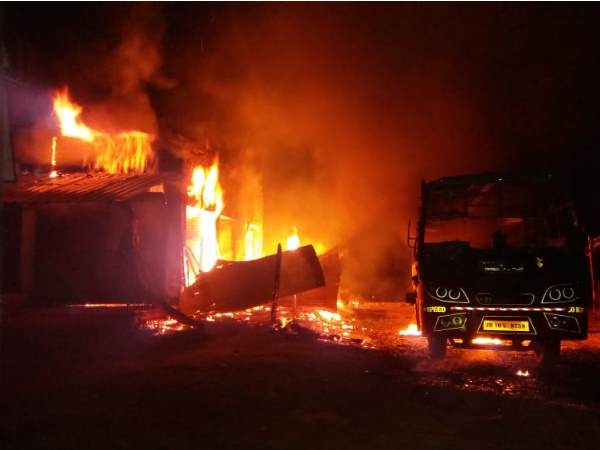 फूंक दी कई गाड़ियां