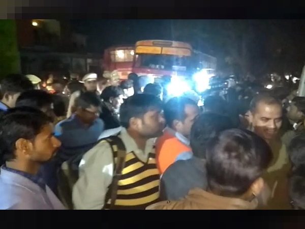 हथेली पर लिखा था- 'साहब बहुत परेशान करते हैं