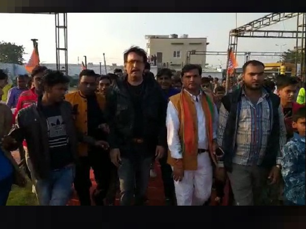 नहीं जुटी भीड़, मंच पड़ा रहा खाली नहीं जुटी भीड़, मंच पड़ा रहा खाली