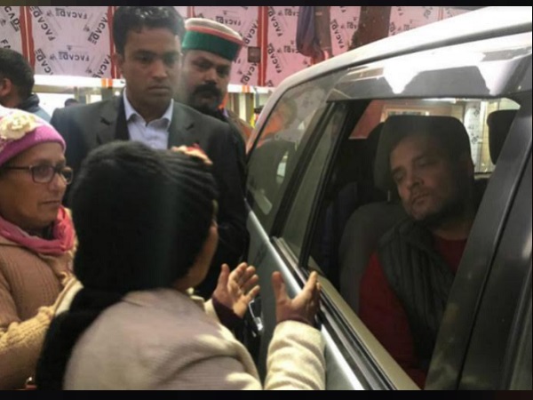 सोनिया नहीं दिखीं