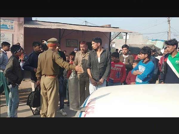 Public Beating a kashmiri Muslim in himachal who raised slogan of Pakistan Zindabad Public Beating a kashmiri Muslim in himachal who raised slogan of Pakistan Zindabad