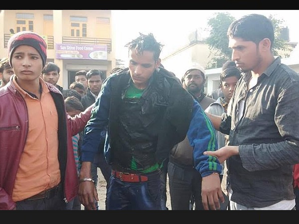 Public Beating a kashmiri Muslim in himachal who raised slogan of Pakistan Zindabad Public Beating a kashmiri Muslim in himachal who raised slogan of Pakistan Zindabad