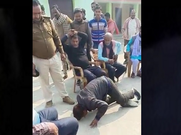 In Bihar, villagers force the coaching-teacher to lick spit , video viral In Bihar, villagers force the coaching-teacher to lick spit , video viral