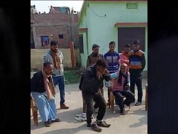 In Bihar, villagers force the coaching-teacher to lick spit , video viral In Bihar, villagers force the coaching-teacher to lick spit , video viral