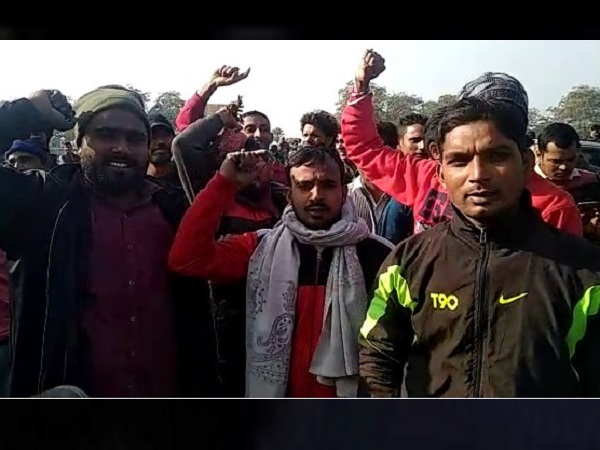 लोगों ने किया हंगामा लोगों ने किया हंगामा