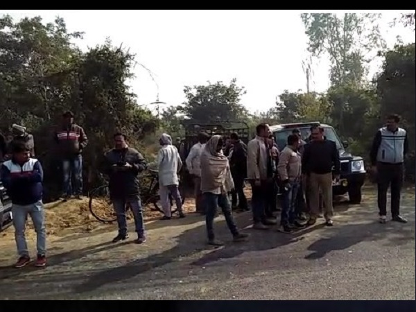 नहर पटरी से नहर में गिरी कार नहर पटरी से नहर में गिरी कार