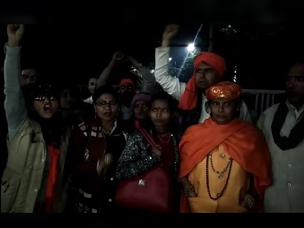 'हिंदुत्व का चोला उतारकर फेंक देना चाहिए'