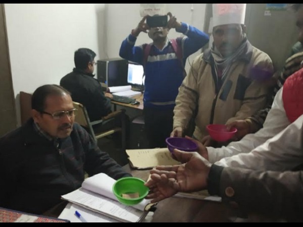 'अधिकारी बंद कमरों में ये दिवस मना रहे हैं'