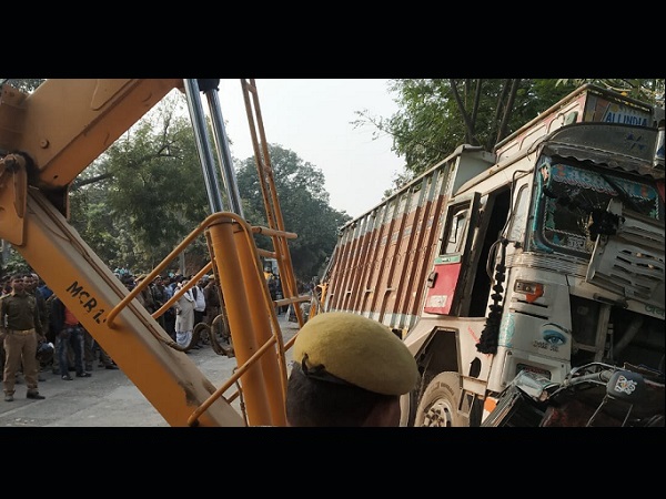 road accident, jaunpur, truck hit auto, jaunpur accident news, road accident, crime, crime jaunpur, Road Accident Jaunpur, उत्तर प्रदेश, जौनपुर, अनियंत्रित ट्रक, ऑटो को कुचला, भीषण सड़क हादसा, भीषण हादसा, हादसा road accident, jaunpur, truck hit auto, jaunpur accident news, road accident, crime, crime jaunpur, Road Accident Jaunpur, उत्तर प्रदेश, जौनपुर, अनियंत्रित ट्रक, ऑटो को कुचला, भीषण सड़क हादसा, भीषण हादसा, हादसा
