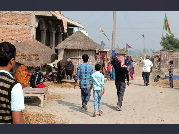 people made wall on a road divided it in two parts in muzaffarpur, bihar
