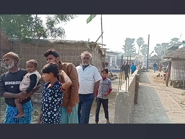 people made wall on a road divided it in two parts in muzaffarpur, bihar