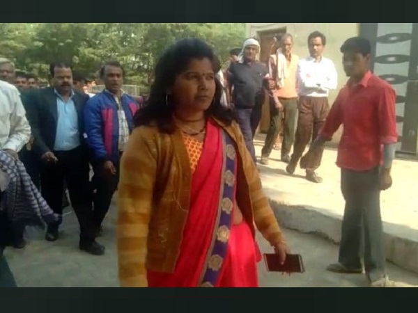  Viral Video, angry woman, woman reaction, agra, police chowki, woman losing purse, agra police, crime, वायरल वीडियो, आगरा, पुलिस, uttar pradesh police, uttar pradesh, police station in Agra, police station