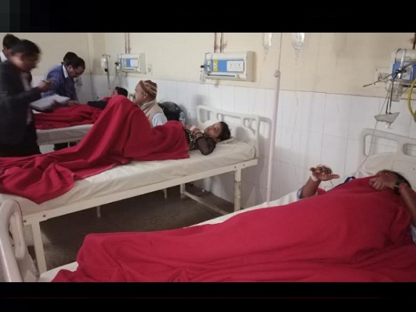 डीएम बोले-लगने दें टीके