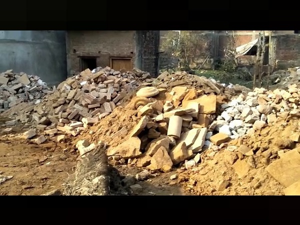 कॉलोनी में फेंके जा रहे मलबे के अंदर से निकले 