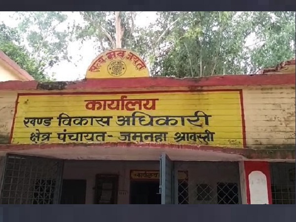 farmers sad in Shravasti, because they not received their wages of MGNREGA