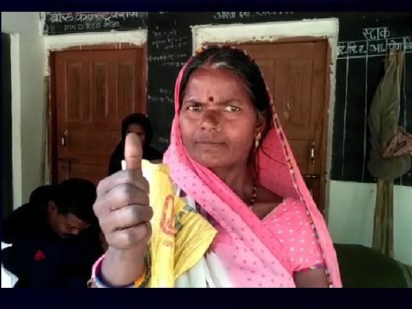 labours face problems due to Presence-scanner machine in mau