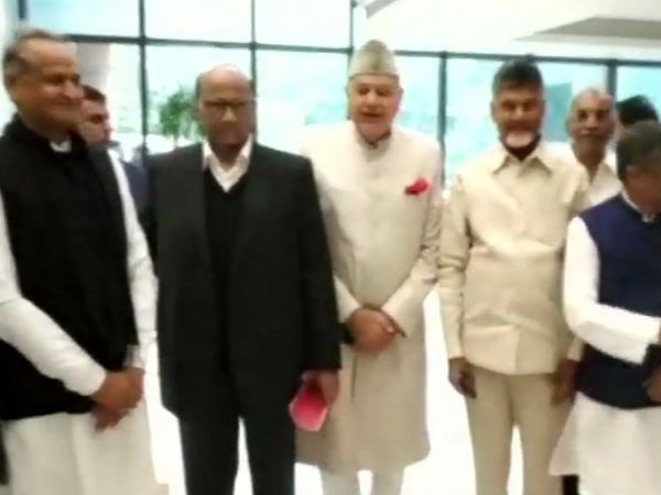 केजरीवाल, ममता समेत 17 पार्टियों के नेता पहुंचे