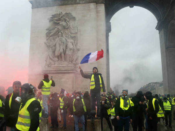 गाड़‍ियों में लगाई गई आग और दुकानों में लूटपाट 