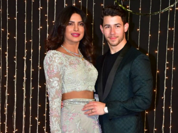 प्रियंका और निक ने दिए रोमांटिक पोज 