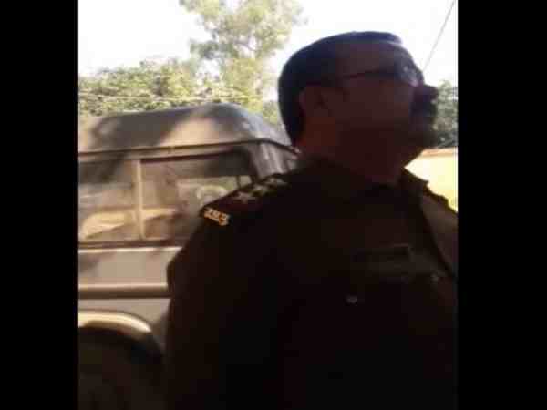 मऊ में पीड़ित परिवार से रिश्वत की मांग करते पुलिस का वीडियो वायरल