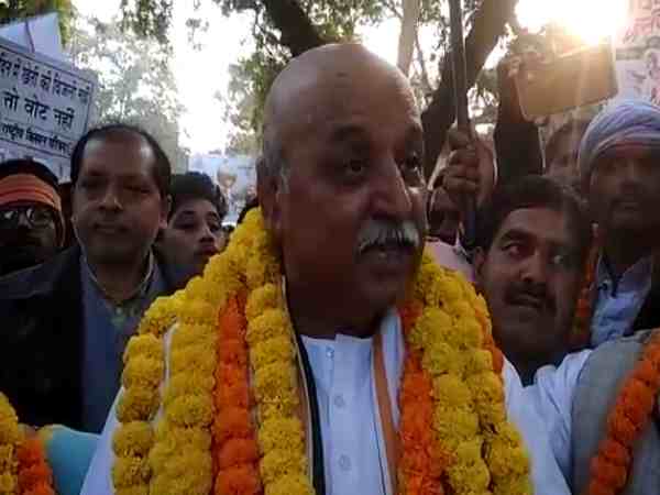 प्रवीण तोगड़िया बोले सत्ता में बैठे सिकंदर सुधर जाएं