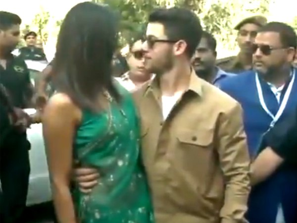 जोधपुर एयरपोर्ट पर नजर आया शादीशुदा जोड़ा