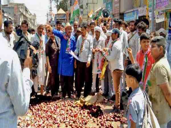 गुजरात में किसानों की आंखों से आंसू निकाल रहा प्याज, बिक रहा 55 पैसे किलो