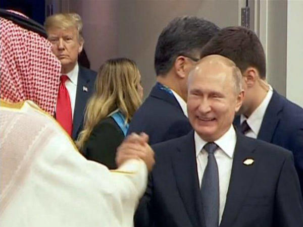 कोने से घूरते डोनाल्‍ड ट्रंप