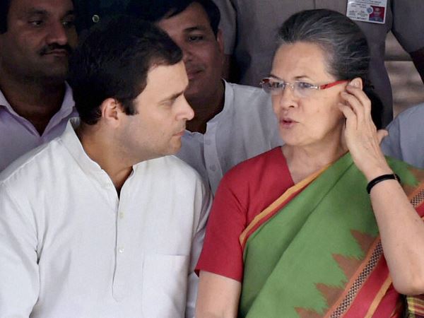 सोनिया से मिलने पहुंचे राहुल गांधी