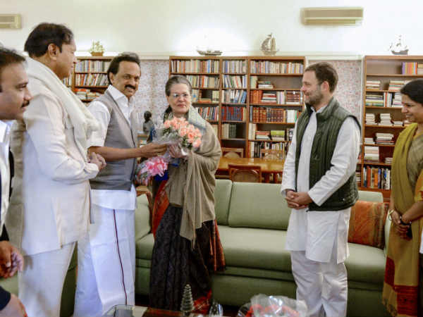 सम्मान करना चाहिए सम्मान करना चाहिए