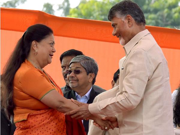 शपथ ग्रहण में विपक्ष का शक्ति प्रदर्शन शपथ ग्रहण में विपक्ष का शक्ति प्रदर्शन