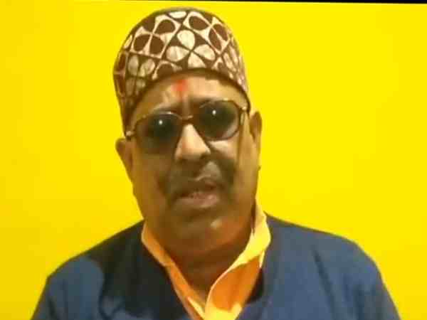 यूपी: स्कूल में खाना खा रहे बच्चों के बीच जूता पहनकर पहुंचे भाजपा विधायक, संतों ने की आलोचना, वीडियो वायरल