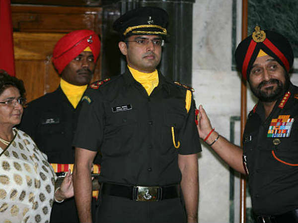 एक राजनेता और एक फौजी सचिन 