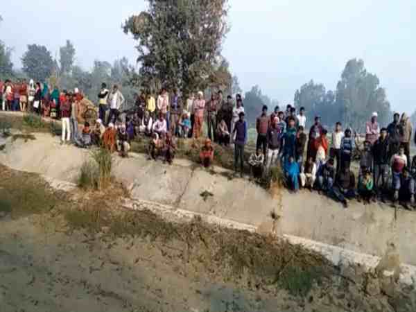 गांव के बाहर फंदे से झूलता मिला युवक का शव, सुसाइड नोट से आया चौंकाने वाला राज