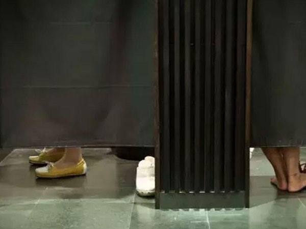 बाहर से झांक रहा था एक युवक