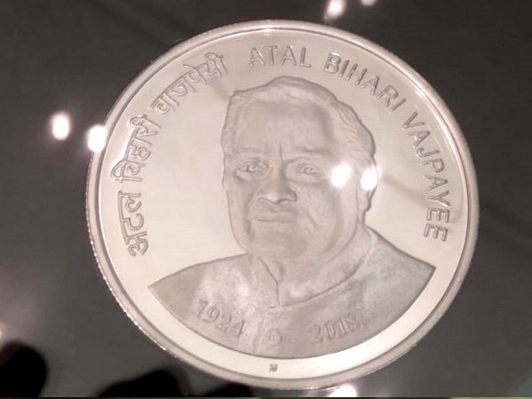 प्रचलन में मौजूद सिक्कों से भारी है 100 रुपए का सिक्का प्रचलन में मौजूद सिक्कों से भारी है 100 रुपए का सिक्का