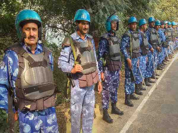 सुबोध को अकेला छोड़ गए उनके साथी