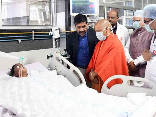 परिजनों को दी आर्थिक मदद परिजनों को दी आर्थिक मदद