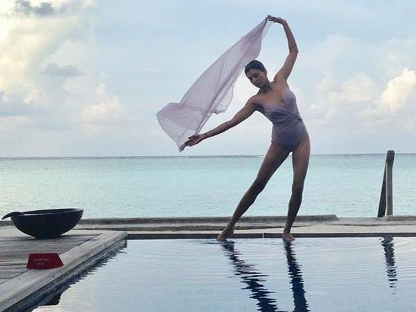 बिकिनी पहन हाथों में पकड़ी चुनरी बिकिनी पहन हाथों में पकड़ी चुनरी