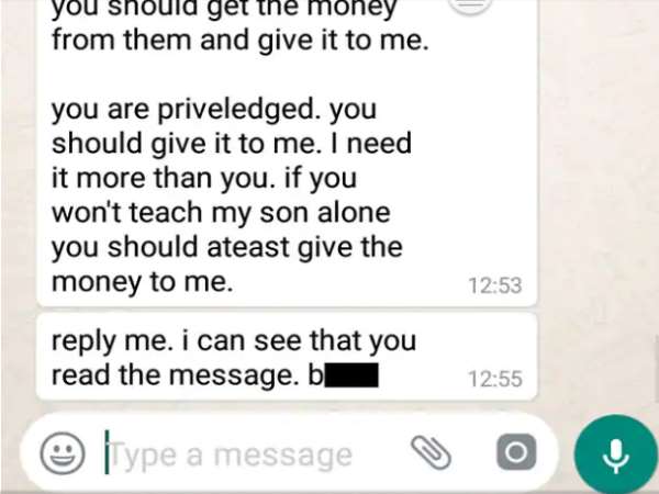 प्रशिक्षक पर जबरदस्ती जवाब देने का दबाव डाल रही मां