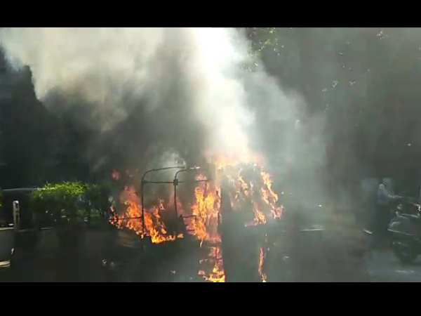 auto driver burnt in an accident when bolero hits his taxi in pune