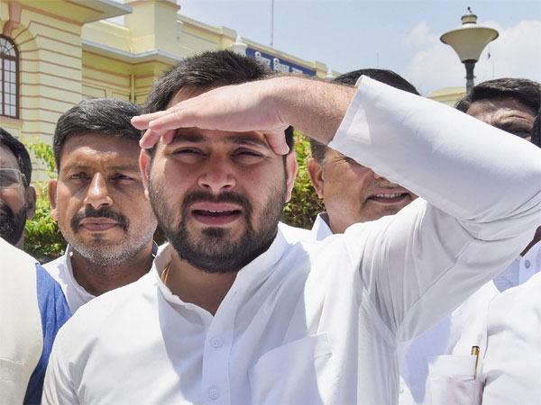 तेजस्वी कर रहे मुख्यमंत्री से सवाल