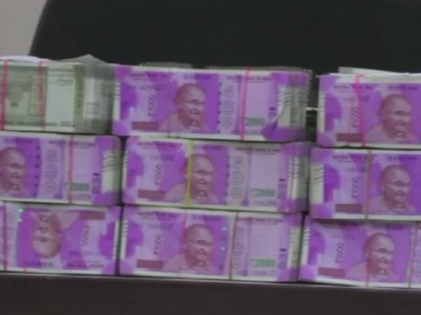 सोमवार को मिला था कैश