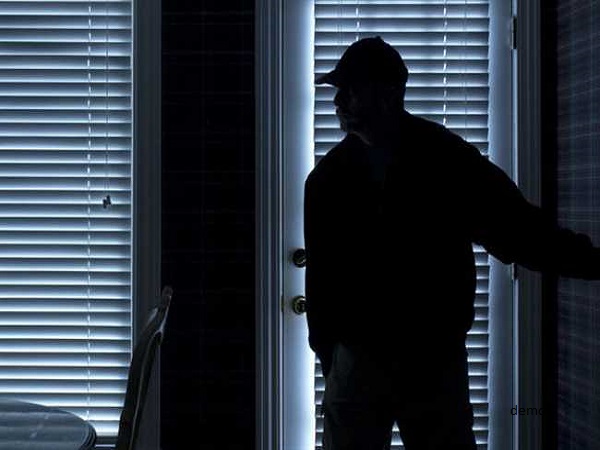 दोबारा पुलिस के आने से पहले 15 लाख के गहने और कैश लेकर फरार दोबारा पुलिस के आने से पहले 15 लाख के गहने और कैश लेकर फरार