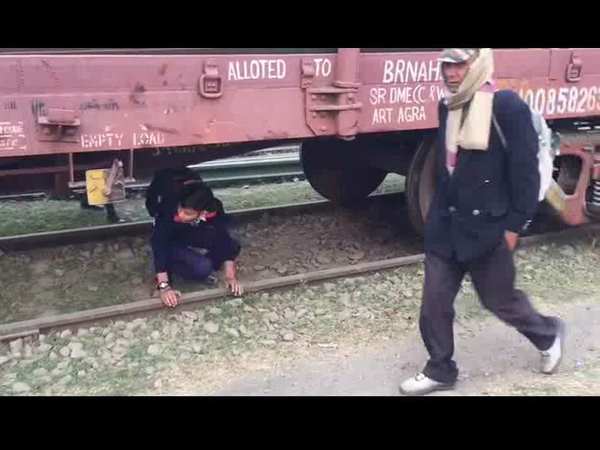 जान हथेली पर रख ट्रैक करते हैं पार जान हथेली पर रख ट्रैक करते हैं पार