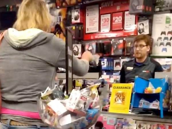 मामला सुलझाने आई महिला के सिर पड़ी आफत