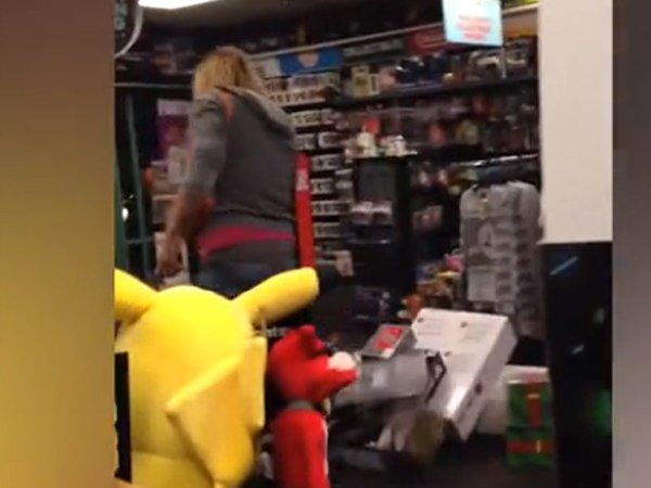 महिला ट्रांसजेंडर ने दी भद्दी गालियां