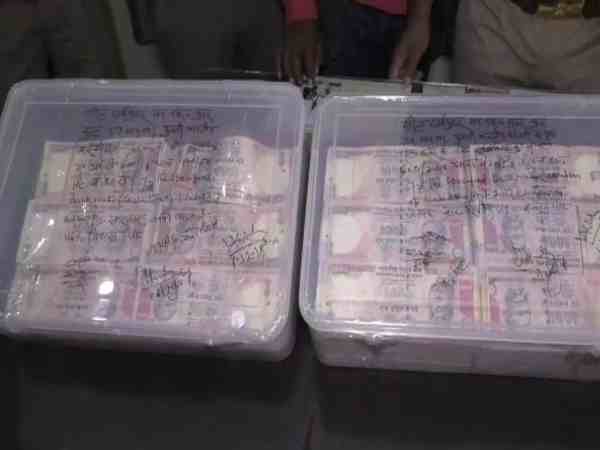 वाराणसी में पकड़ा गया पुराने नोटों का जखीरा, 47 लाख के साथ दो गिरफ्तार