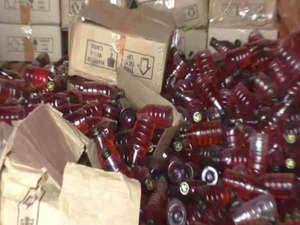 यूपी: बिहार ले जाई जा रही अवैध 15 लाख की शराब को पुलिस ने किया जब्त, वीडियो यूपी: बिहार ले जाई जा रही अवैध 15 लाख की शराब को पुलिस ने किया जब्त, वीडियो